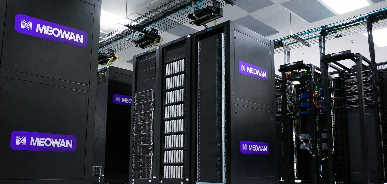 Des baies de serveurs noires aux couleurs de MEOWAN dans une salle informatique