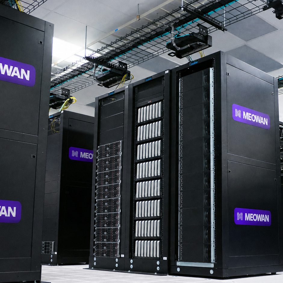 Baies de serveurs aux couleurs de MEOWAN dans une salle informatique