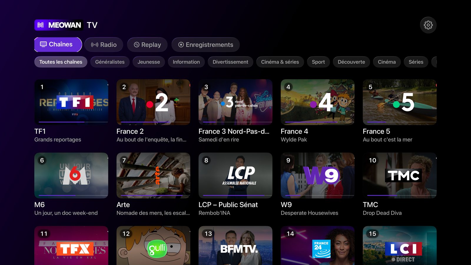 L’application MEOWAN TV sur Apple TV : la grille des chaînes de la TNT, numérotées comme sur la télécommande, avec le programme en cours sous chacune